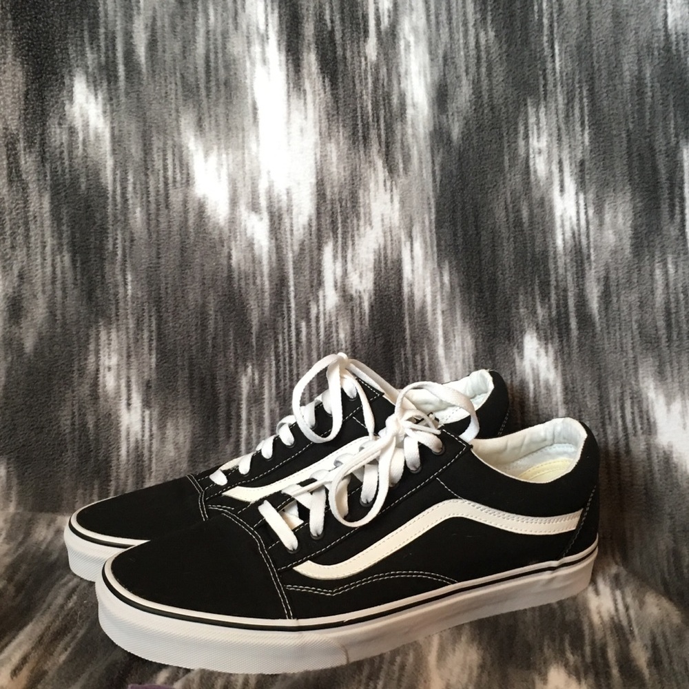 Black Old Skool Vans • MEN’S 11 • New w/o tags